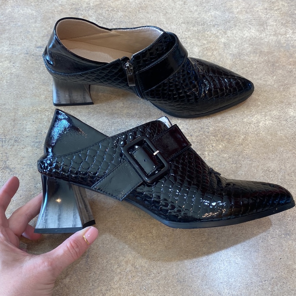 Women’s no brand shoes they say size 42 but I would say they fit like a 9 1/2-10